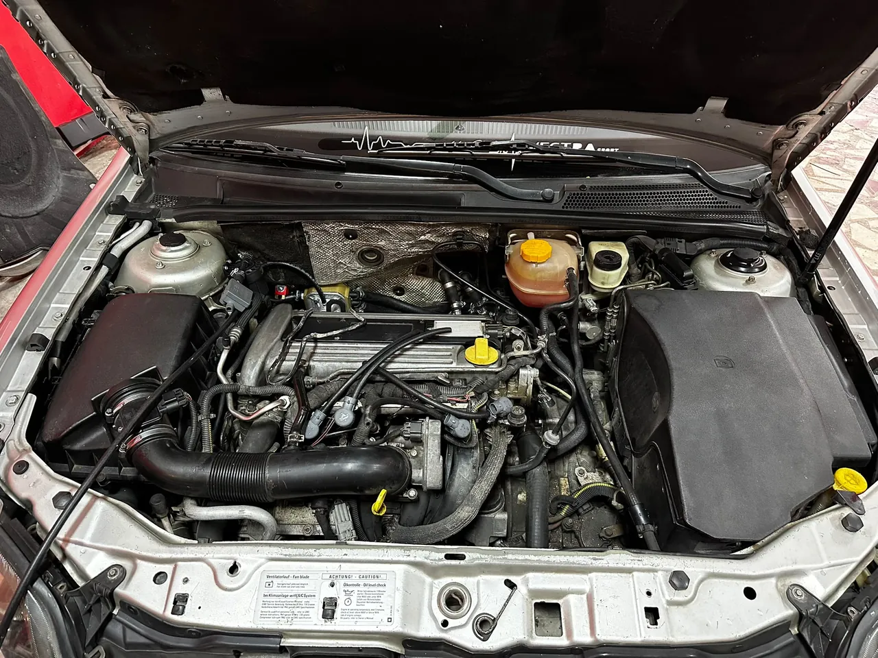 LPG beyni ve kablo tesisatı bağlanmış motor bölmesi