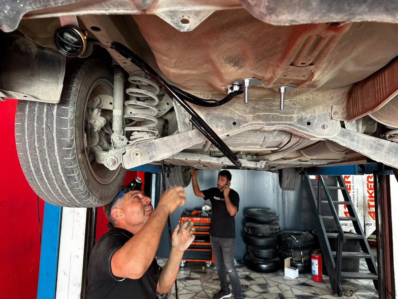 Muayene öncesi araç altında LPG hattı ve tank bağlantı kontrolü