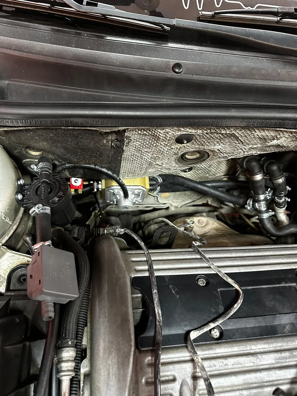 Motor bölmesinde LPG regülatörü ve su bağlantıları