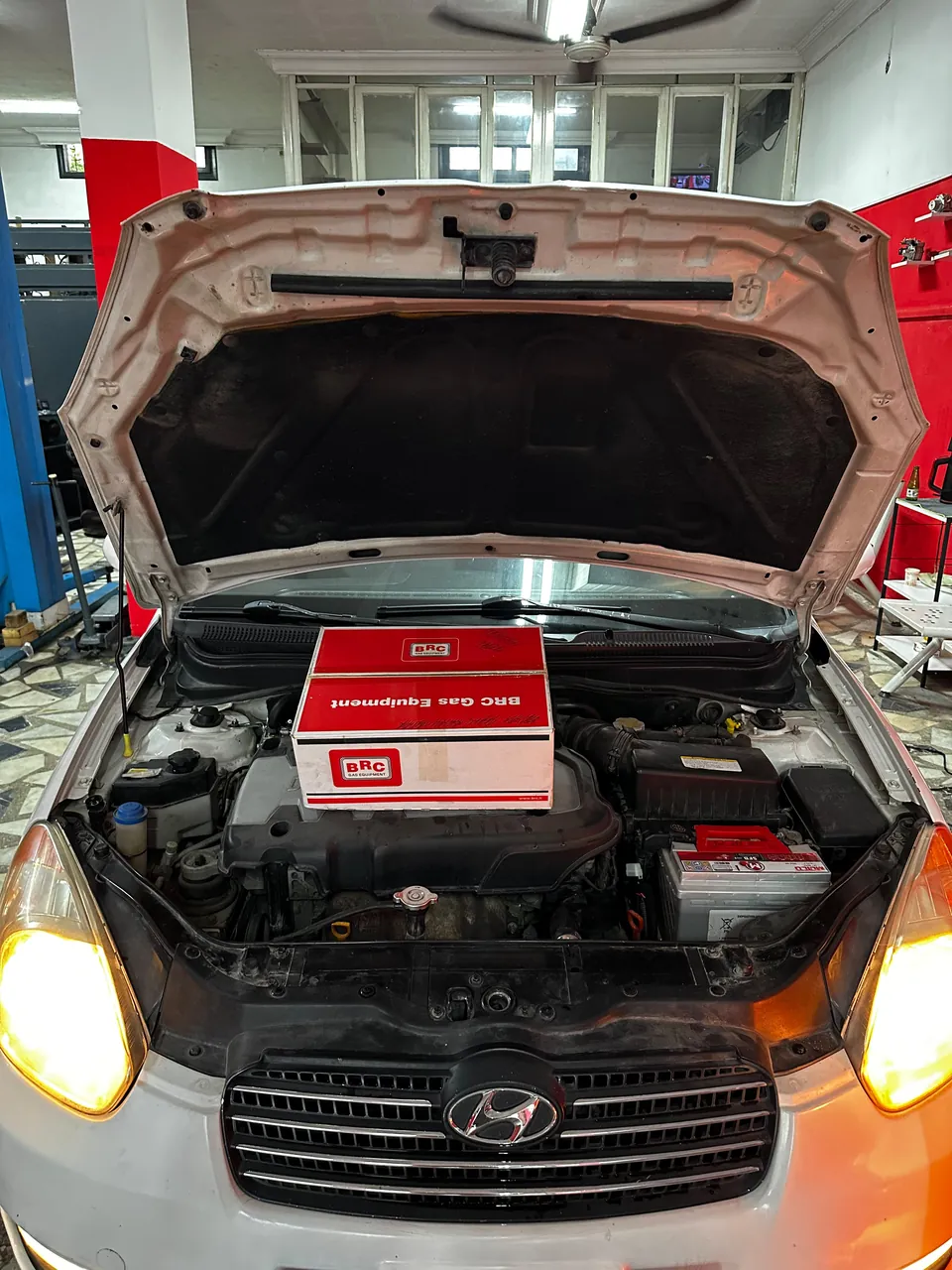 LPG montajı yapılan araçta motor bölmesi
